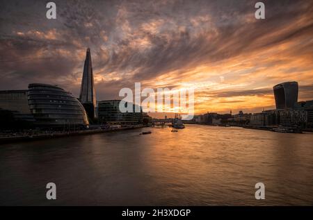 Sonnenuntergang am Shard und der Themse, aufgenommen von der Tower Bridge in London, England Stockfoto