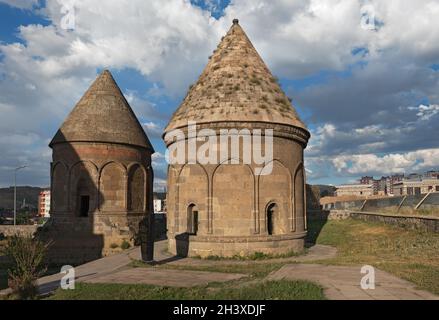 Zwei Mausoleen in Erzurum, Türkei Stockfoto