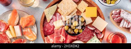 Italienische Antipasti oder spanische Tapas-Panorama. Gourmet-Wurst und Käse Stockfoto