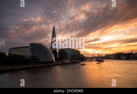 Sonnenuntergang am Shard und der Themse, aufgenommen von der Tower Bridge in London, England Stockfoto