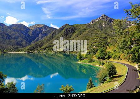Der wunderschöne Ledrosee im Trentino. Norditalien, Europa. Stockfoto