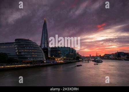 Sonnenuntergang am Shard und der Themse, aufgenommen von der Tower Bridge in London, England Stockfoto