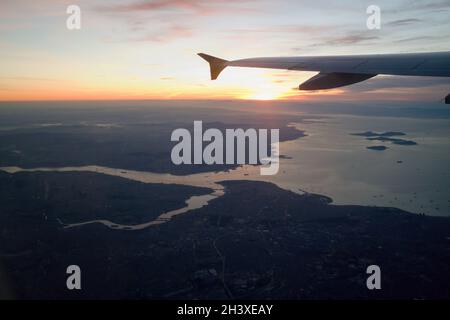 Flug am frühen Morgen von Istanbul über das Marmarameer Stockfoto