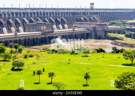 Der weltweit größte Wasserkraftdamm Itaipu am Parana-Fluss an der Grenze zwischen Brasilien und Paraguay Stockfoto