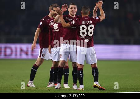 Turin, Italien, 30. Oktober 2021. Andrea Belotti vom FC Turin feiert mit Teamkollegen nach dem letzten Pfiff des Serie-A-Spiels im Stadio Grande Torino, Turin. Bildnachweis sollte lauten: Jonathan Moscrop / Sportimage Stockfoto