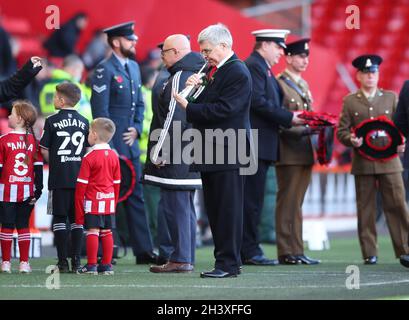 Sheffield, England, 30. Oktober 2021. Ein Bugler macht sich bereit, den letzten Beitrag während des Sky Bet Championship-Spiels in Bramall Lane, Sheffield, zu spielen. Bildnachweis sollte lauten: Simon Bellis/ Sportimage Stockfoto