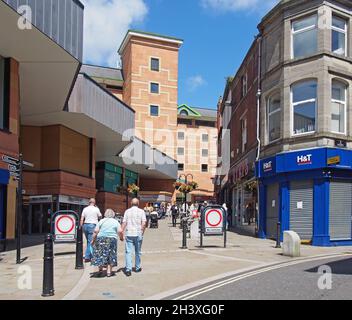 Menschen in der Fußgängerzone von rochdale mit dem Exchange-Einkaufszentrum in der yorkshire Street Stockfoto