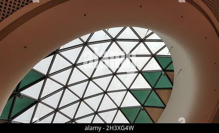 Stahlkonstruktion Dachdecke aus Metall und Glas mit blauem Himmel Hintergrund. Moderne, elegante Shopping-Architektur im Einkaufszentrum. Stockfoto