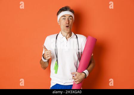 Konzept von Workout, Fitness und Lifestyle. Nahaufnahme eines glücklichen und zufriedenen Athleten mittleren Alters, der wie ein Training mit Daumen nach oben zeigt Stockfoto