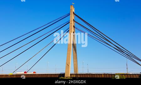 Ukraine, Kiew - 20. August 2019: Eine Brücke über den Fluss mit Zugseilen. Nordbrücke vor der Kulisse eines schönen Stockfoto