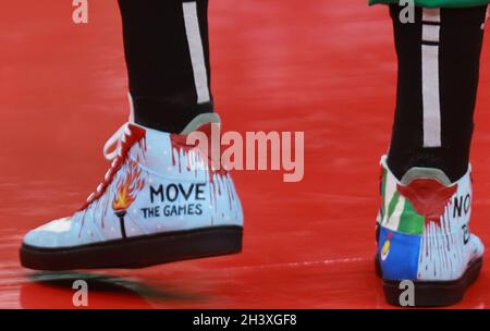 Washington, DC, USA. Oktober 2021. Nahaufnahme der Sneakers von Enes Kanter, die gegen die Ausrichtung der Olympischen Winterspiele 2022 in China am 30. Oktober 2021 protestierten. Kredit: Mpi34/Media Punch/Alamy Live Nachrichten Stockfoto