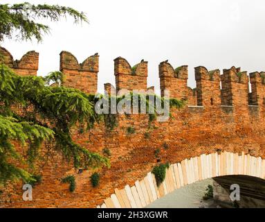 Scaliger Brücke (Ponte Scaligero) oder Castelvecchio Brücke über die Etsch Stockfoto