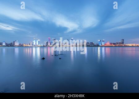 Skyline von Nanchang bei Einbruch der Dunkelheit Stockfoto