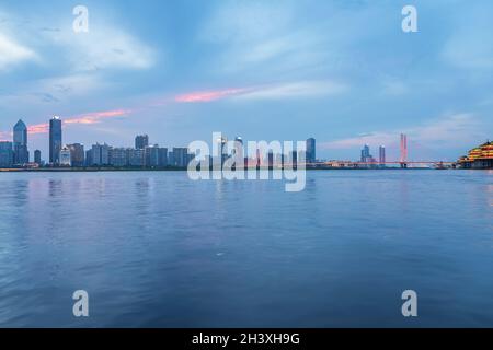 Nanchang Stadtbild des schönen Ganjiang Flusses in der Dämmerung Stockfoto