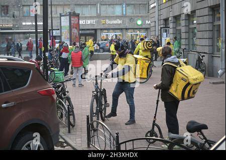 Saint-Petersburg, Russland - 30 2021. Oktober: Yandex und Delivery Club-Mitarbeiter stehen am ersten Tag der neuen Sperre bei McDonalds in der Schlange Stockfoto