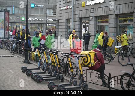 Saint-Petersburg, Russland - 30 2021. Oktober: Yandex und Delivery Club-Mitarbeiter stehen am ersten Tag der neuen Sperre bei McDonalds in der Schlange Stockfoto