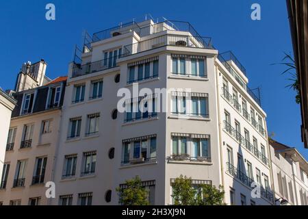 Nahaufnahme der traditionellen französischen Architektur mit Steinwänden und wunderschön verzierten Balkonen Stockfoto