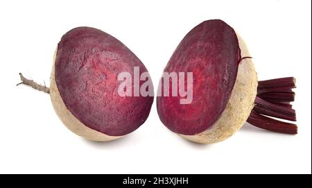 Rote Tischrüben im Abschnitt isoliert auf weißem Hintergrund. Stockfoto