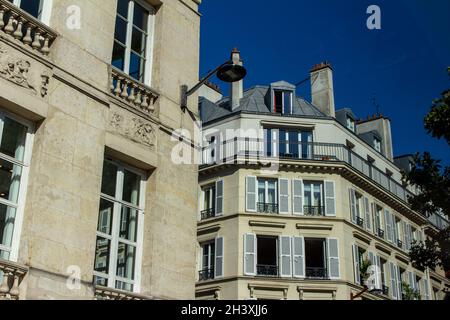 Nahaufnahme der traditionellen französischen Architektur mit Steinwänden und wunderschön verzierten Balkonen Stockfoto