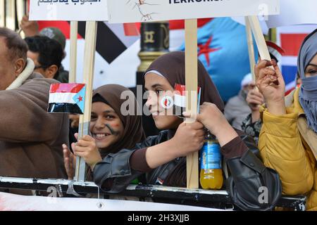 Demonstranten halten während der Demonstration südjemenitische Flaggen fest. Stockfoto