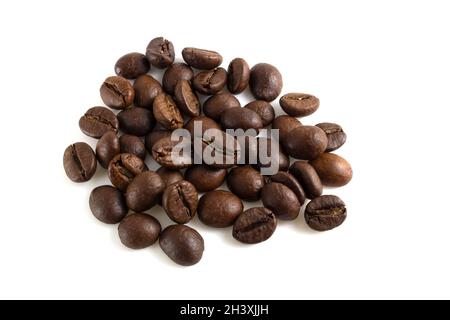 Ein paar geröstete Kaffeebohnen auf weißem Hintergrund isoliert. Stockfoto