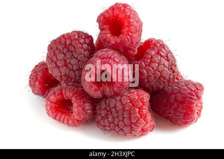 Ein Haufen Himbeeren auf weißem Hintergrund isoliert. Frische Beeren aus der Nähe. Stockfoto