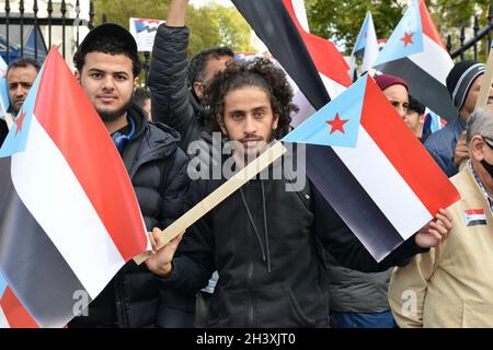 Demonstranten halten während der Demonstration in London, Großbritannien, südjemenitische Flaggen. Stockfoto