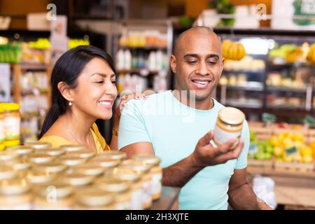 Ehepaar, das sich für Konserven im Supermarkt entschieden hat Stockfoto