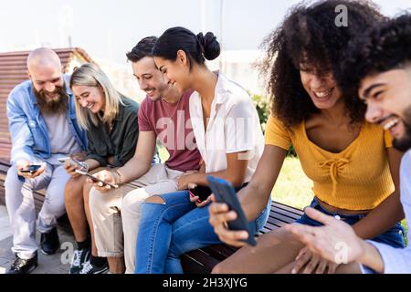 Addicted Hipster multirassischen Freunden mit Handy in der Stadt Straße Stockfoto