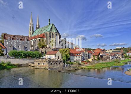 Lausitzer Neiße und Pfarrkirche St. Peter und Paul in GÃ¶rlitz Stockfoto