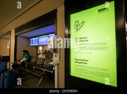 Toronto, Kanada. Oktober 2021. Ein Bildschirm zeigt die obligatorische Impfpflicht von VIA Rail Canada für Reisende am Union Station in Toronto, Ontario, Kanada, am 30. Oktober 2021. Ab Samstag müssen Reisende, die mindestens 12 Jahre alt sind, nachweisen, dass sie während ihrer Reisen innerhalb Kanadas oder im Ausland vollständig gegen COVID-19 geimpft wurden. Quelle: Zou Zheng/Xinhua/Alamy Live News Stockfoto
