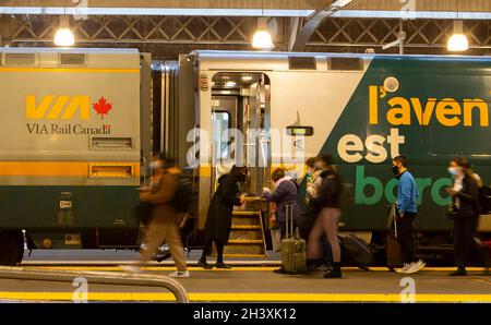 Toronto, Kanada. Oktober 2021. Passagiere mit Gesichtsmasken stehen am 30. Oktober 2021 an Bord eines Zuges an der Union Station in Toronto, Ontario, Kanada. Ab Samstag müssen Reisende, die mindestens 12 Jahre alt sind, nachweisen, dass sie während ihrer Reisen innerhalb Kanadas oder im Ausland vollständig gegen COVID-19 geimpft wurden. Quelle: Zou Zheng/Xinhua/Alamy Live News Stockfoto