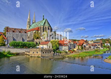 Lausitzer Neiße und Pfarrkirche St. Peter und Paul in GÃ¶rlitz Stockfoto