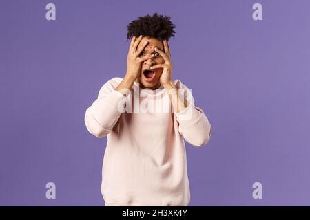 Porträt eines schockierten, erschrockenen, gutaussehenden Mannes, der sich schämt und Angst davor hat, etwas unangemessenes und unbeholfenes zu sehen, vertuschen Sie das Auge Stockfoto