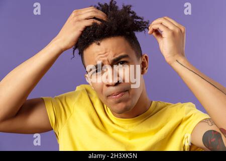 Nahaufnahme Porträt von grimacing jungen fokussierten Kerl Blick in Spiegel auf seine Frisur, müssen seinen stilvollen oder Friseur rufen, machen Stockfoto