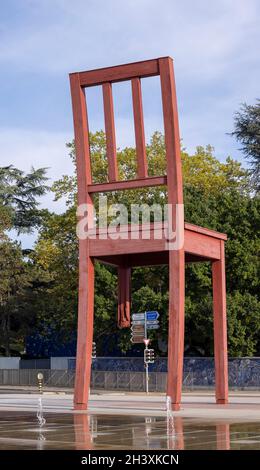 Broken Chair, monumentale Holzskulptur des Schweizer Künstlers Daniel Berset, symbolisiert den Widerstand gegen Landminen und Streubomben, Genf, Schweiz. Stockfoto