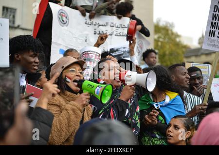 Während der Demonstration chanten Demonstranten Parolen auf den Megaphonen. Stockfoto