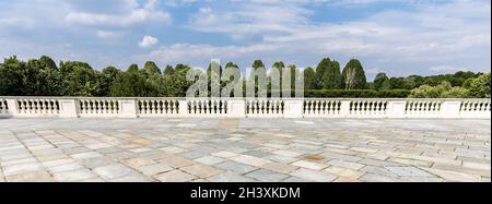 Außen mit altem grauen Steinfußboden. Vintage strukturiertes Pflaster und blauer Himmel im Hintergrund. Stockfoto