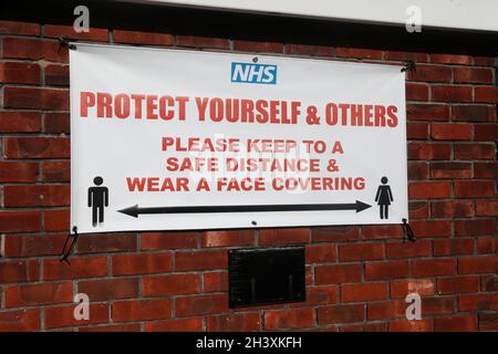 Ein NHS Covid-Sicherheitsschild an einer Wand in Sussex, Großbritannien. Stockfoto