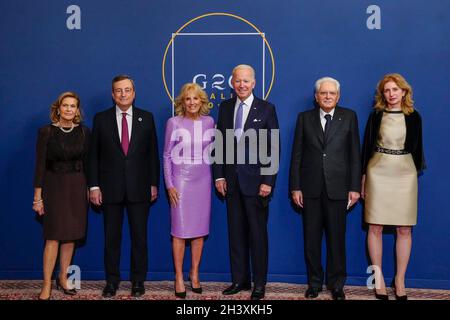 Rom, Italien. Oktober 2021. US-Präsident Joe Biden und First Lady Jill Biden mit italienischen Staats- und Regierungschefs veranstalten während des G20-Gipfels im Quirinale Palace am 30. Oktober 2021 in Rom, Italien, ein Abendessen für die Staats- und Regierungschefs der Welt. Von links nach rechts stehen Maria Serenella Cappello, der italienische Premierminister Mario Draghi, First Lady Jill Biden, US-Präsident Joe Biden, der italienische Präsident Sergio Mattarella und die Tochter Laura Mattarella. Bild: Adam Schultz/White House Photo/Alamy Live News Stockfoto