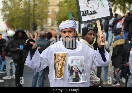 Ein Protestler hält während der Demonstration ein Schild. Stockfoto