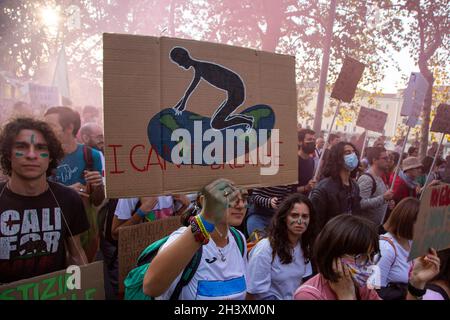 Rom, Italien. Oktober 2021. Ein Protestler hält ein Plakat mit der Aufschrift, dass ich während der Demonstration nicht atmen kann.Klimaaktivisten von "Fridays for Future" protestierten gegen den G20 of World Leaders Summit in Rom. Kredit: SOPA Images Limited/Alamy Live Nachrichten Stockfoto