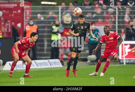 Benjamin PAVARD, FCB 5 konkurrieren um den Ball, Tackling, Duell, Header, zweikampf, Aktion, Kampf gegen Sheraldo BECKER, Union Berlin 27 Genki Haraguchi, Union Berlin 24 im Spiel 1.FC UNION BERLIN - FC BAYERN MÜNCHEN 2-5 1.Deutsche Fußballliga am 30. Oktober 2021 in Berlin, Deutschland. Saison 2021/2022, Spieltag 10, 1.Bundesliga, FCB, München, 10.Spieltag. Fotograf: Peter Schatz - die DFL-VORSCHRIFTEN VERBIETEN DIE VERWENDUNG VON FOTOGRAFIEN als BILDSEQUENZEN und/oder QUASI-VIDEO - Stockfoto