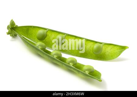 Geöffnete junge Erbsen, süß und lecker, isoliert auf weißem Hintergrund. Stockfoto
