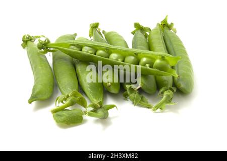 Süße Erbsenschoten. Junge Erbsen isoliert auf weißem Hintergrund. Frisches und gesundes Gemüse. Stockfoto