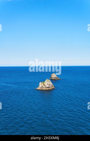 04. Juni 2021. Brixham, Großbritannien. Berry Head Meeresblick in Brixham, Devon, UK. Felsen im Ozean. Stockfoto