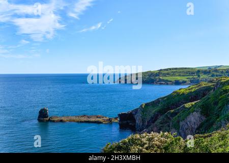 04. Juni 2021. Brixham, Großbritannien. Berry Head Meeresblick in Brixham, Devon, UK. Felsen im Ozean. Stockfoto