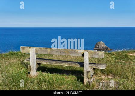 04. Juni 2021. Brixham, Großbritannien. Blick von einem Holzstuhl am Meer in Berry Head in Brixham, Devon, Großbritannien. Stockfoto