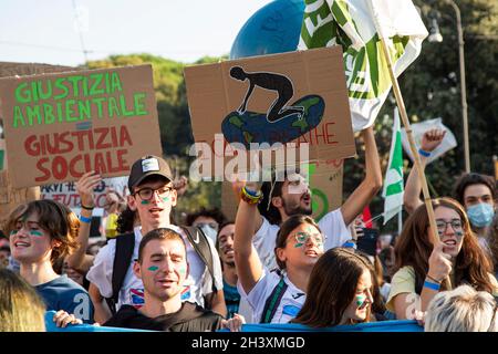 Rom, Italien. Oktober 2021. Ein Protestler hält ein Plakat mit der Aufschrift, dass ich während der Demonstration nicht atmen kann.Klimaaktivisten von "Fridays for Future" protestierten gegen den G20 of World Leaders Summit in Rom. (Foto: Stefano Costantino/SOPA Images/Sipa USA) Quelle: SIPA USA/Alamy Live News Stockfoto