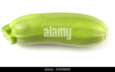 Kleine frische junge grüne Zucchini auf weißem Hintergrund Stockfoto